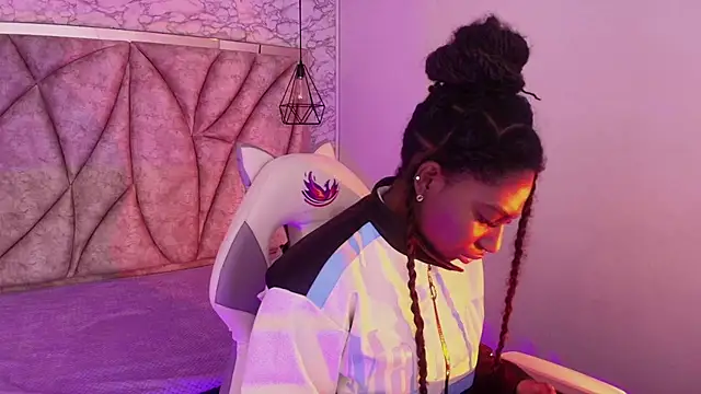 Snapshot of Queen_perla_ chatting on 11-21-25, 12:26 Queen perla online show from 11-21-25, 12:26