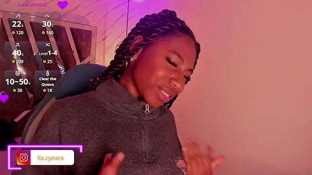 Snapshot of Queen_perla_ chatting on 10-13-25, 12:07 Queen perla online show from 10-13-25, 12:07