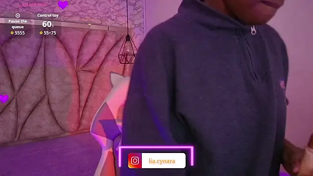 Snapshot of Queen_perla_ chatting on 11-25-25, 11:43 Queen perla online show from 11-25-25, 11:43