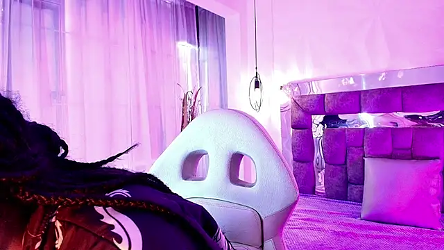 Snapshot of Queen_perla_ chatting on 07-15-26, 01:40 Queen perla online show from 07-15-26, 01:40