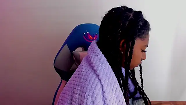 Snapshot of Queen_perla_ chatting on 10-30-25, 02:32 Queen perla online show from 10-30-25, 02:32