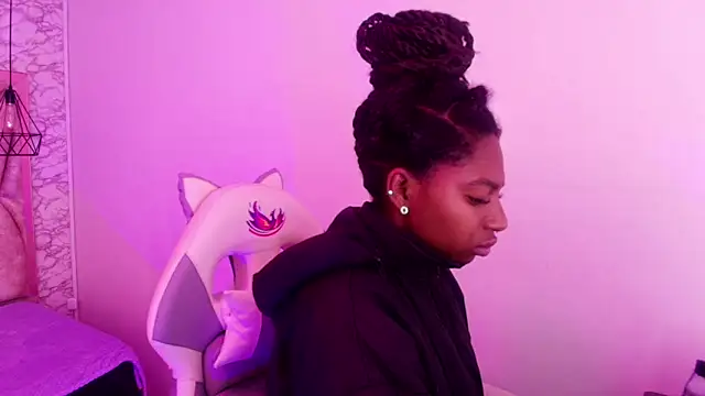 Snapshot of Queen_perla_ chatting on 11-20-25, 12:28 Queen perla online show from 11-20-25, 12:28