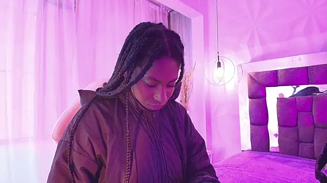 Snapshot of Queen_perla_ chatting on 05-27-26, 12:12 Queen perla online show from 05-27-26, 12:12