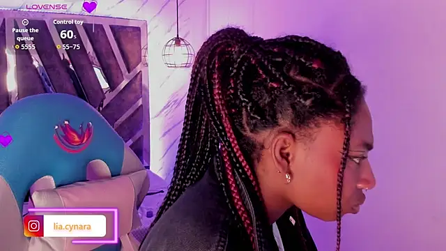 Snapshot of Queen_perla_ chatting on 09-20-25, 04:01 Queen perla online show from 09-20-25, 04:01