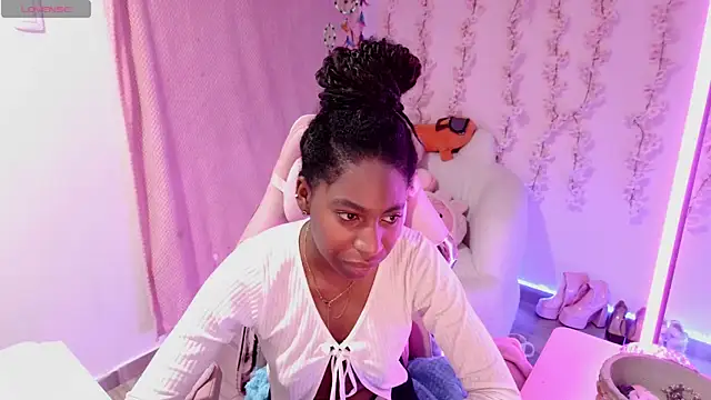 Snapshot of Queen_perla_ chatting on 12-22-25, 12:16 Queen perla online show from 12-22-25, 12:16