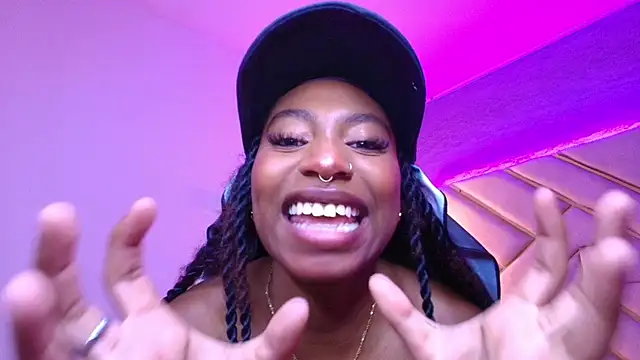 Snapshot of Queen_perla_ chatting on 03-21-25, 03:24 Queen perla online show from 03-21-25, 03:24