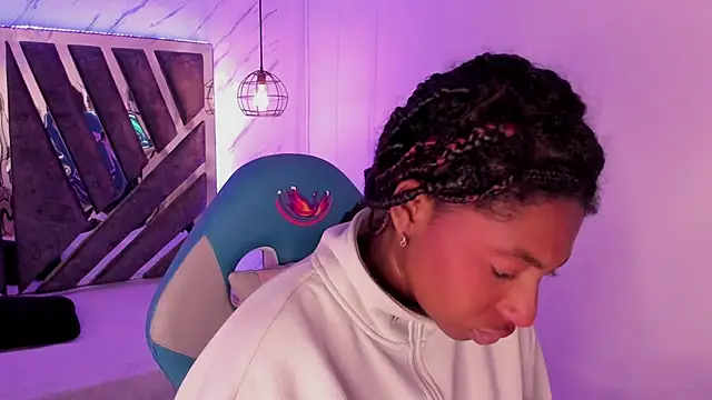 Snapshot of Queen_perla_ chatting on 09-24-25, 12:33 Queen perla online show from 09-24-25, 12:33