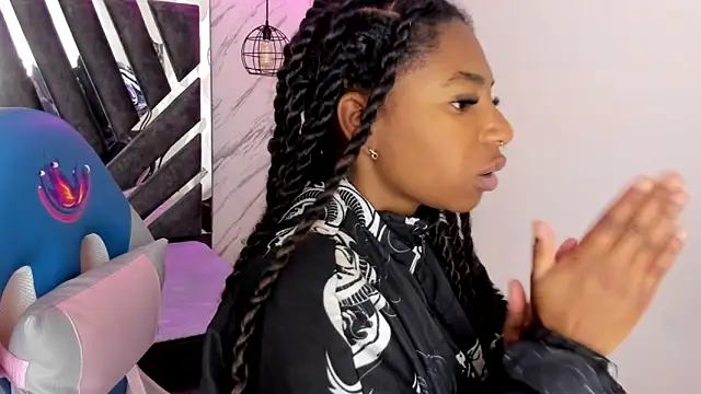 Snapshot of Queen_perla_ chatting on 10-25-25, 12:17 Queen perla online show from 10-25-25, 12:17