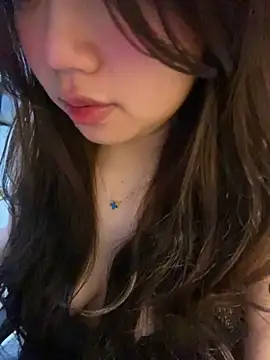 Snapshot of Hotellinh12 chatting on 01-19-26, 04:33 Hotellinh12 online show from 01-19-26, 04:33