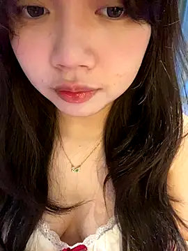 Snapshot of Hotellinh12 chatting on 09-30-25, 04:24 Hotellinh12 online show from 09-30-25, 04:24