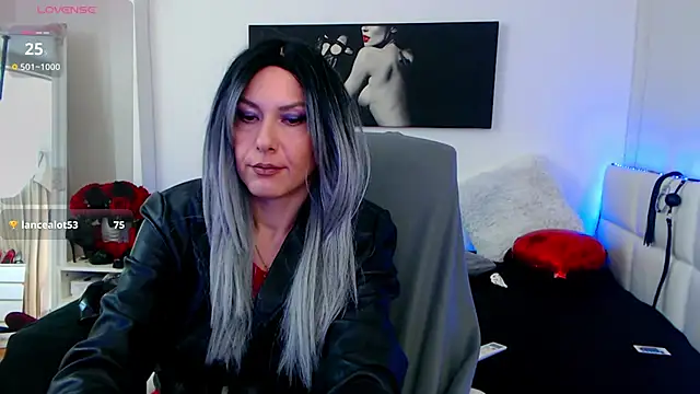 Snapshot of EvelynQueenn chatting on 02-17-25, 03:25 EvelynQueenn online show from 02-17-25, 03:25