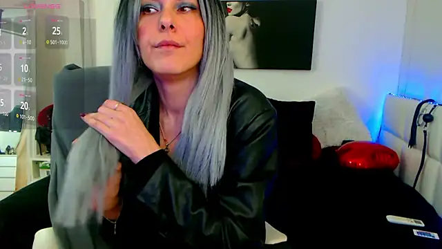 Snapshot of EvelynQueenn chatting on 02-26-25, 06:51 EvelynQueenn online show from 02-26-25, 06:51