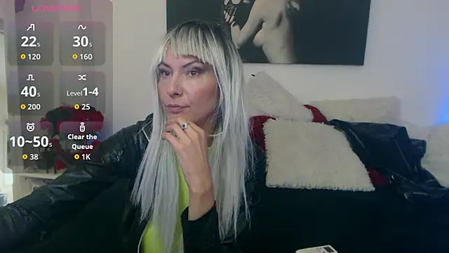 Snapshot of EvelynQueenn chatting on 10-16-25, 08:11 EvelynQueenn online show from 10-16-25, 08:11