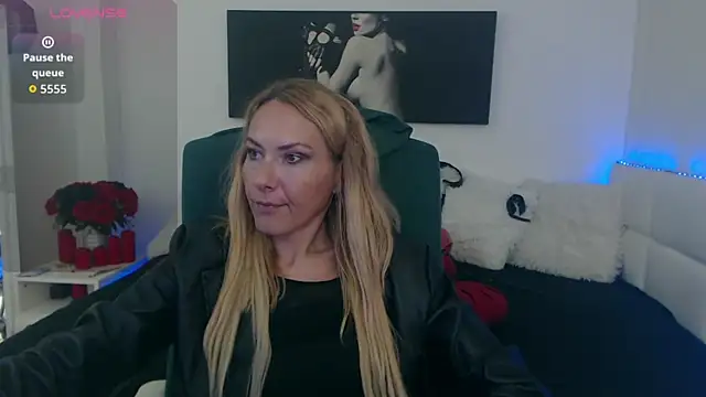 Snapshot of EvelynQueenn chatting on 10-02-25, 09:23 EvelynQueenn online show from 10-02-25, 09:23