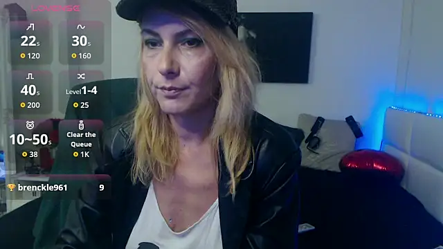 Snapshot of EvelynQueenn chatting on 09-28-25, 08:05 EvelynQueenn online show from 09-28-25, 08:05