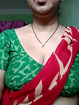 Snapshot of Rosy-B chatting on 10-11-25, 12:33 Rosy-B online show from 10-11-25, 12:33