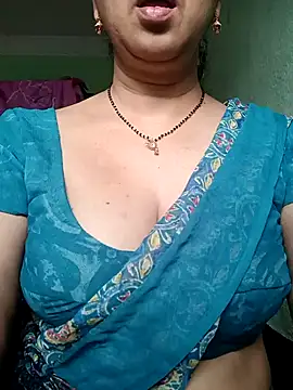 Snapshot of Rosy-B chatting on 10-27-25, 12:33 Rosy-B online show from 10-27-25, 12:33