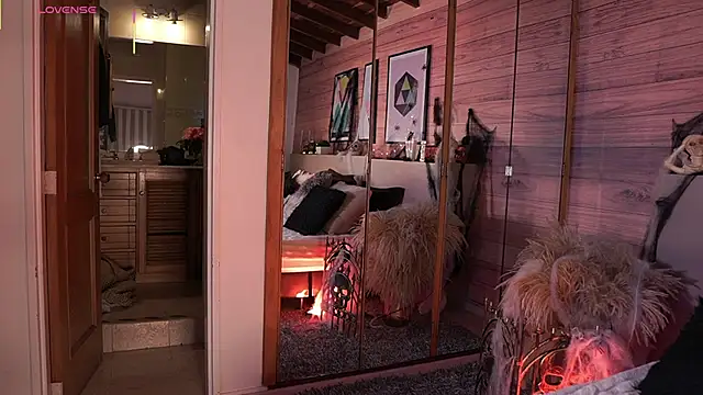 IzzyWild online show from 10-31-25, 12:35