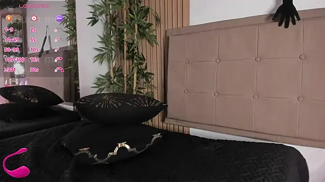 Snapshot of Natasha__Sccott chatting on 02-25-25, 10:53 Natasha  Sccott online show from 02-25-25, 10:53