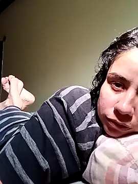 Snapshot of Michellluxo chatting on 02-05-26, 08:04 Michellluxo online show from 02-05-26, 08:04