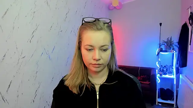 Snapshot of holly_xglam chatting on 02-03-26, 08:25 holly xglam online show from 02-03-26, 08:25