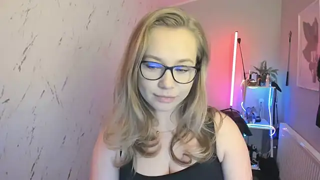 holly xglam online show from 10-09-25, 06:30