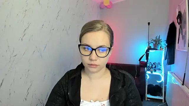 Snapshot of holly_xglam chatting on 02-19-26, 07:44 holly xglam online show from 02-19-26, 07:44