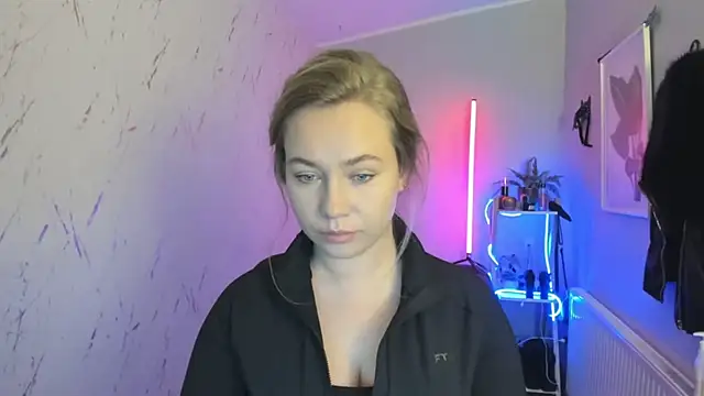 holly xglam online show from 11-04-25, 07:17