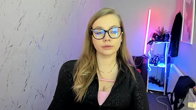 Snapshot of holly_xglam chatting on 01-18-26, 08:01 holly xglam online show from 01-18-26, 08:01