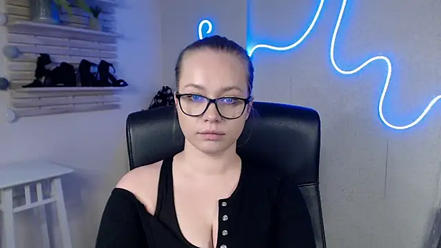 holly xglam online show from 02-20-25, 06:28
