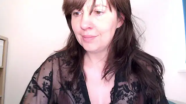 Snapshot of Ella_Next_Door chatting on 01-19-26, 03:27 Ella Next Door online show from 01-19-26, 03:27