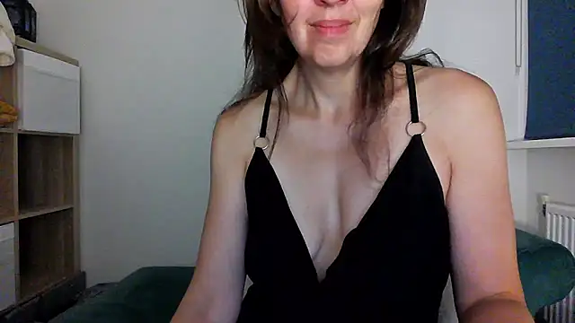 Snapshot of Ella_Next_Door chatting on 07-03-26, 09:10 Ella Next Door online show from 07-03-26, 09:10