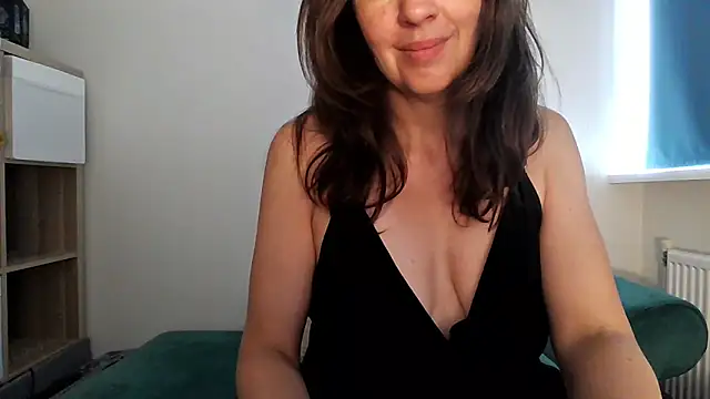Snapshot of Ella_Next_Door chatting on 06-16-26, 02:39 Ella Next Door online show from 06-16-26, 02:39