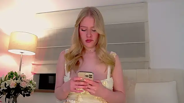 JuliaJaee online show from 10-17-25, 05:48