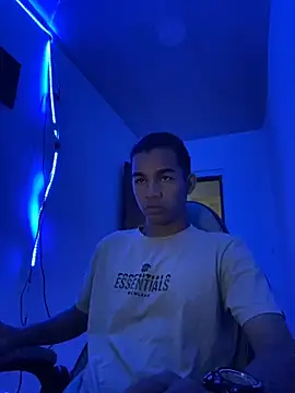 Snapshot of Boypolla11 chatting on 10-18-25, 04:14 Boypolla11 online show from 10-18-25, 04:14