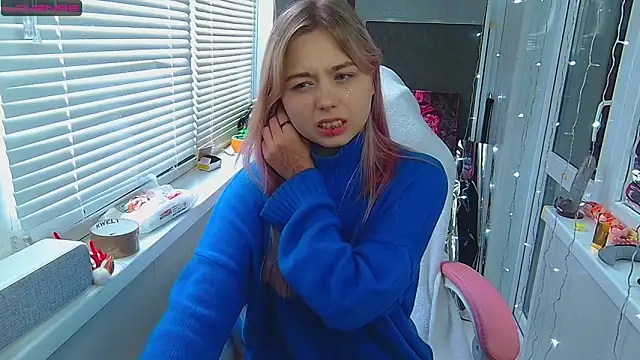 Olivka Grr online show from 12-14-24, 07:40