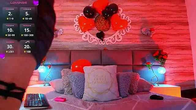 Snapshot of Bella_salvatore chatting on 02-14-25, 08:37 Bella salvatore online show from 02-14-25, 08:37