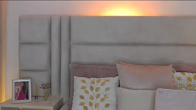 HaileyBaldwin online show from 01-13-25, 09:20