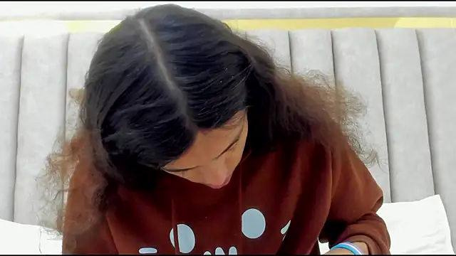 FreyaMoller online show from 12-15-25, 01:39