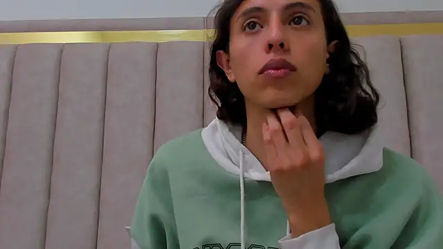 FreyaMoller online show from 10-24-25, 06:29