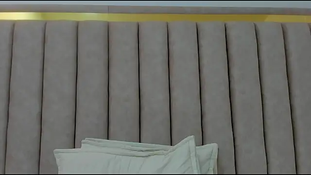 FreyaMoller online show from 12-17-25, 02:22