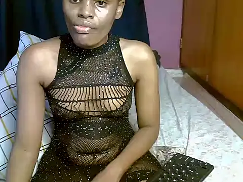 Snapshot of Queen_petite_ chatting on 04-06-26, 04:46 Queen petite online show from 04-06-26, 04:46