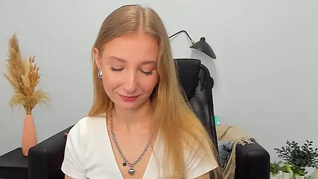 LolaWilsons online show from 02-28-25, 06:21