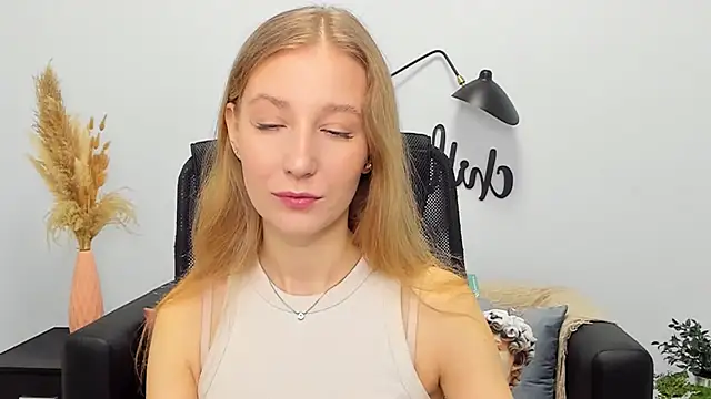 LolaWilsons online show from 03-18-25, 06:17