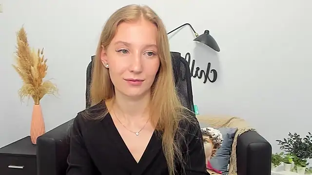 LolaWilsons online show from 03-06-25, 03:13