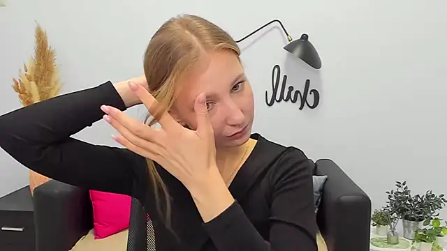 LolaWilsons online show from 12-15-25, 07:14