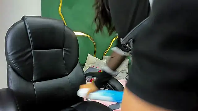 VaneLin18 online show from 12-22-25, 10:10