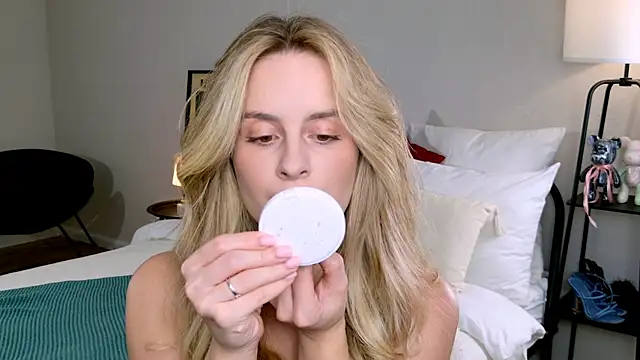 RozzitaBedberry online show from 10-12-25, 01:23