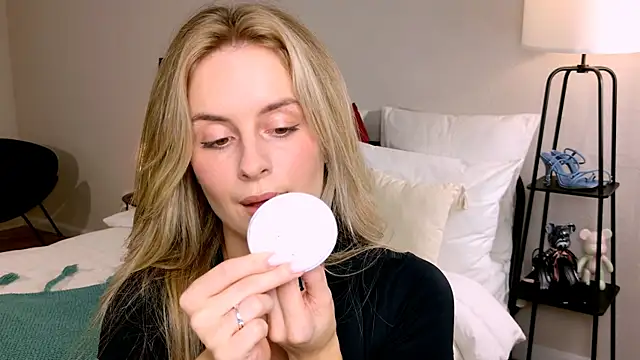 RozzitaBedberry online show from 09-19-25, 03:05