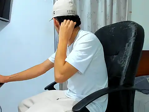 Snapshot of Chandler_ken chatting on 12-18-25, 01:44 Chandler ken online show from 12-18-25, 01:44